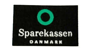 Stort vævet logo til placering på ID polo, Geyser shorts, Nimbus jakke