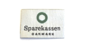 Lille vævet logo. Hvidt. Skjorter dame/herre.